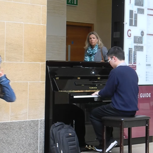 老挝裸休美女撒尿露脸视频
